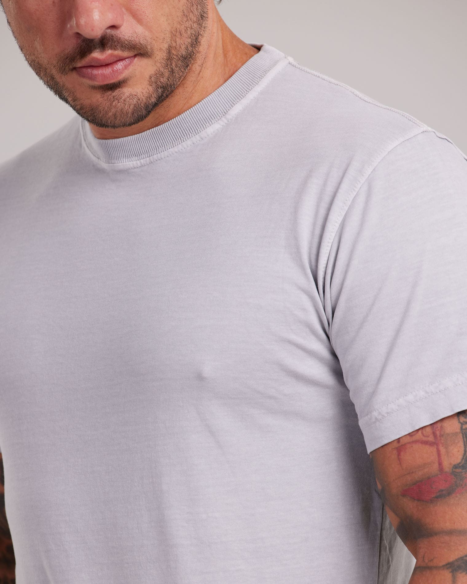 Camiseta Estonada Cores Vibrantes Cinza Claro — Lunfe Studio — foto 9