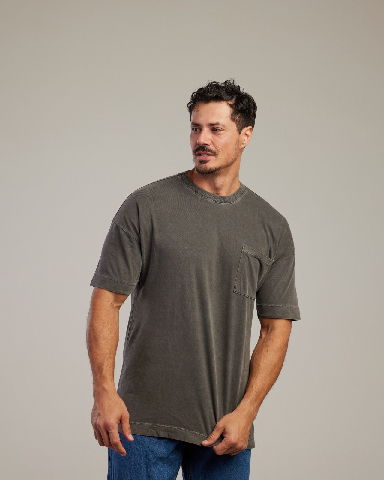 Camiseta Oversized Estonada com Bolso Preto — Lunfe Studio — foto 5