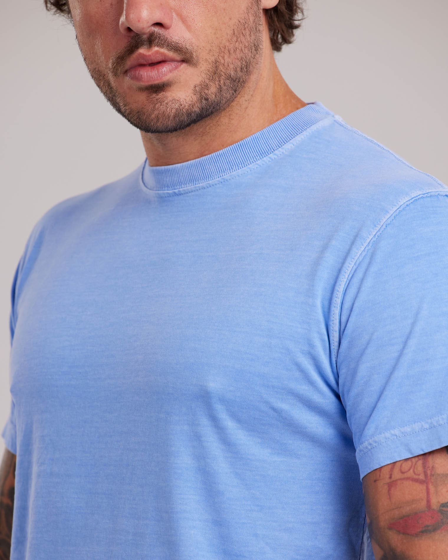 Camiseta Estonada Stone Wash Clássica Azul Celeste — Lunfe Studio — foto 5