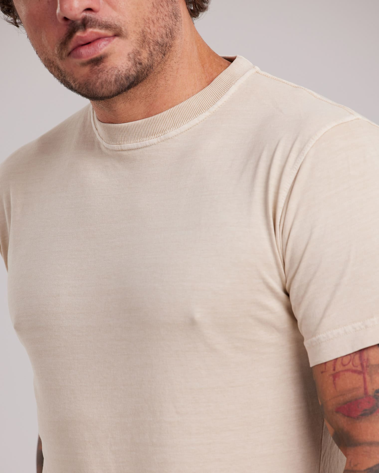 Camiseta Estonada Cores Vibrantes Bege — Lunfe Studio — foto 7